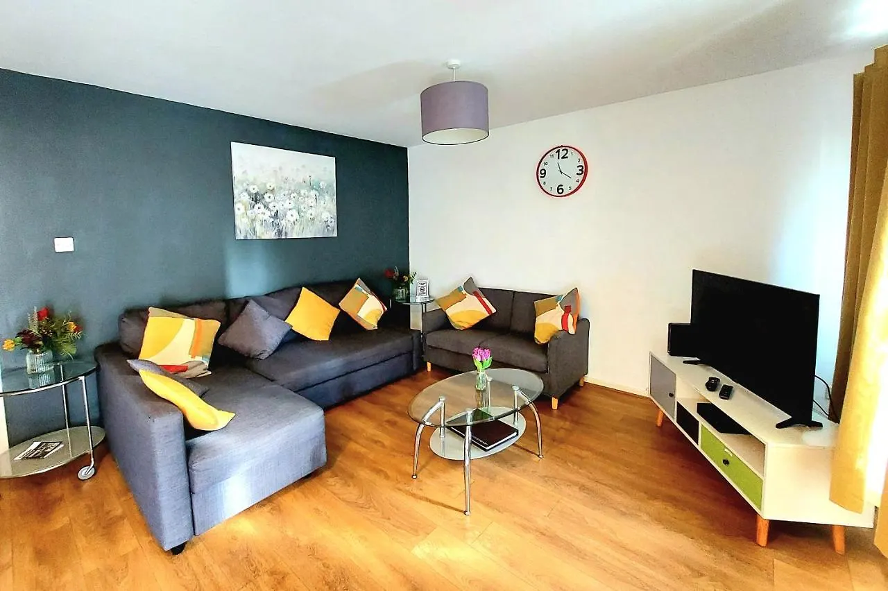 Milton House: 3-Bed Home with Free Wi-Fi and Parking in Newcastle United Kingdom